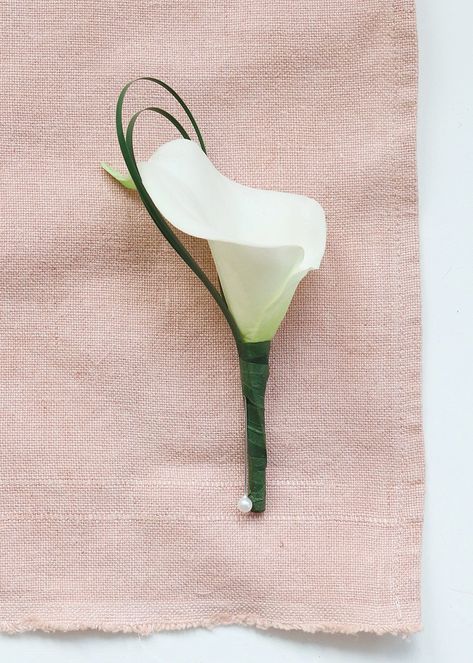 Cala Lily Boutonniere Groomsmen, Calla Lily Buttonhole, Lily Boutonniere, Wedding Budget Ideas, Tiffany Blue Wedding Theme, Budget Wedding Flowers, Calla Lily Boutonniere, Buttonhole Flowers, Realistic Wedding