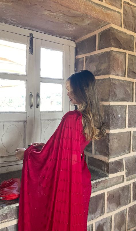 Red Saree Aesthetic, Girly Poses, Saree Aesthetic, Dress Poses, Eid Pics, Classic Mens Hairstyles, Trendy Outfits Indian, Fancy Sarees Party Wear, Saree Poses