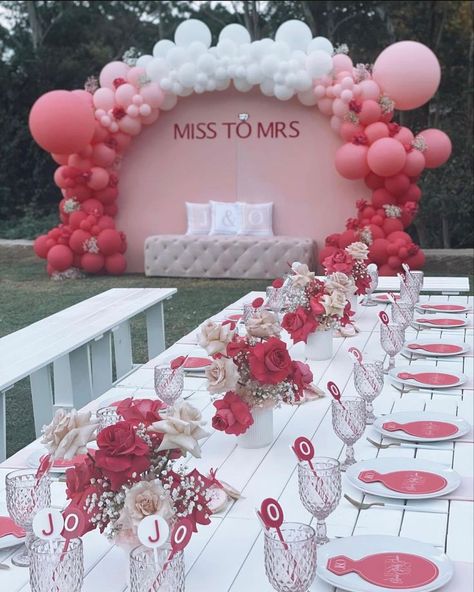 Bridal Shower Backdrop Ideas Balloons, Bridal Shower Ideas Black Women, Bougie Bridal Shower Ideas, Red And Pink Bridal Party, Pink Wedding Shower Ideas, Bride To Be Theme Ideas, Bridal Party Themes Ideas, Bride To Be Party Decoration Ideas, Pink Bridal Shower Backdrop