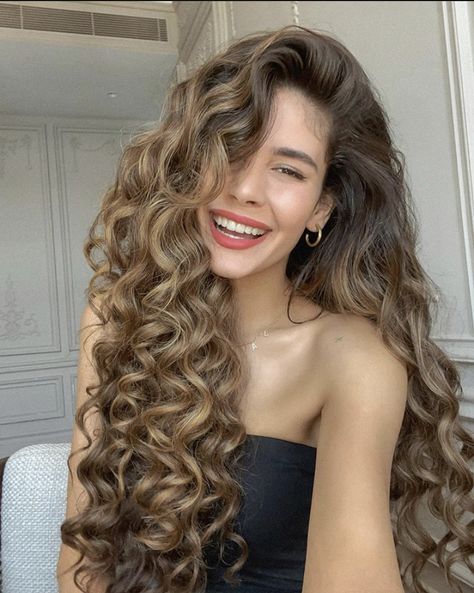 Long Voluminous Wavy Hair, Big Voluminous Curls Long Hair, Big Messy Curls, Long Brown Crimped Hair, Big Wavy Curls, Mermaid Curls, Soft Wavy Hair, Long Wavy Light Brown Hair Aesthetic, Hairstyles With Curls