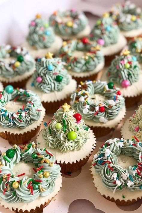 50+ Easy Christmas Cupcakes Ideas to Celebrate this Holiday Season | momooze.com Jul Kaka, Easy Christmas Cupcakes, Christmas Wedding Decor, Christmas Cupcakes Recipes, Jul Mad, Cake Mini, Holiday Cupcakes, Cupcakes Decorados, Wedding Decor Inspiration