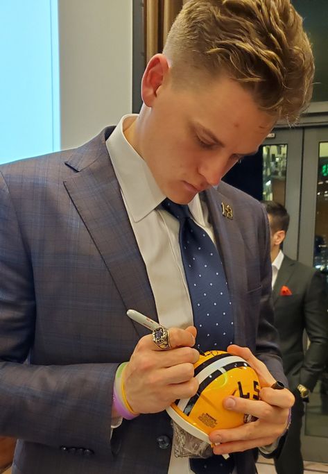 Joe Burrow Rares, Joey Burrow, Joe Burrow Cute, Joe Shiesty, Nfl Wives, Joseph Lee, Joe Borrow, Joe Burrow, Football Love