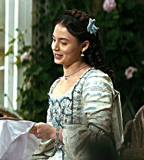 dailybridgerton on Tumblr Violet Ledger, Golda Rosheuvel, Queen Charlotte A Bridgerton Story, Queen Charlotte, In Bloom, On Tumblr, Period, Violet, Gif