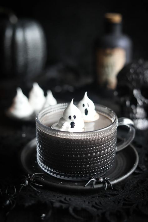 Black Hot Chocolate, Halloween Pastries, Halloween Hot Cocoa, Goth Food, Halloween Hot Chocolate, Caramel Apple Martini, Black Dessert, Halloween Tea Party, Hot Cocoa Recipe