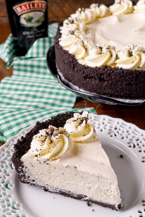 This Irish Cream Pie is an easy dessert laced with Baileys and perfect for St. Patrick's Day! A chocolate cookie crust filled with a cream marshmallow and Irish Cream filling and topped with vanilla whipped cream! Irish Cream Pie, Irish Cream Desserts, Drunken Desserts, Fudge Brownie Pie, Irish Desserts Traditional, Baileys Irish Cream Recipes, Cream Desserts Recipes, Irish Cream Recipe, Irish Desserts