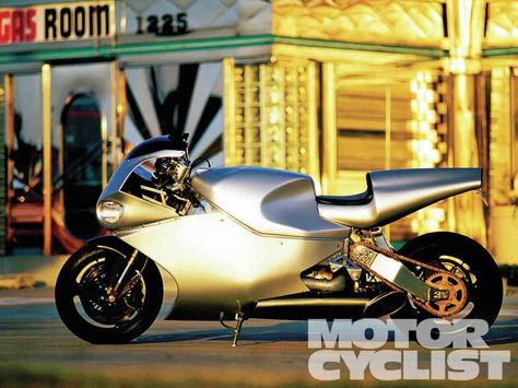 Mtt Turbine Superbike 2004 | $185,000 When pistons and valves become pass, try the ultimate in two-wheeled technological self-gratification. Powered by a Rolls Royce Allison turbine, it makes 425 lb.-ft. of torque at 2000 rpm and 320 horsepower 52,000 rpm later. Top speed: 227 mph. Scrambler Icon, New Ducati, Boss Hoss, Turbine Engine, Motorcycle Logo, Fast Bikes, Bike News, Jet Engine, Electric Motorcycle