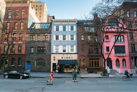 West Village NYC Neighborhood Guide - Compass Greenwich Village Nyc Townhouse, City Block Design, New York City Neighborhoods, West Village Nyc Aesthetic, Appartement New York, City Bank, Greenwich Village Nyc, Nyc Buildings, West Village Nyc