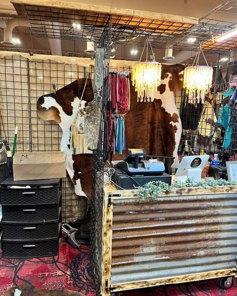 Western Boutique Booth Display, Western Vendor Booth Display Ideas, Western Craft Show Booth, Western Vendor Booth, Western Vendor Booth Ideas, Rustic Vendor Booth Display Ideas, Western Boutique Display, Boutique Booth Display, Market Setup