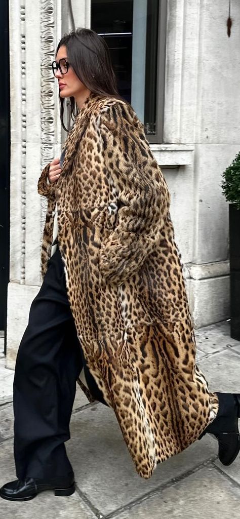 Street Style 2024 Winter Leopard Blazer Outfit Street Style, 60s Coat Outfit, Vintage Leopard Coat, Coat 2024 Trend, Leopard Print 2024, Animal Print Coat Outfit, Leopard Coat Street Style, Leopard Print Coat Outfit, Brown Fur Coat Outfit