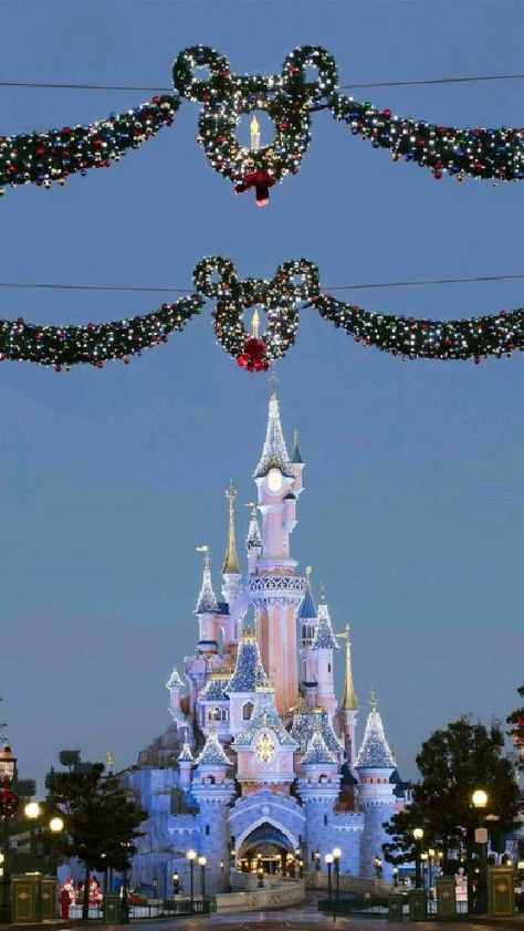 Christmas Aesthetic Disneyland, Christmas Disneyland Wallpaper, Christmas Disneyland Aesthetic, Disney Xmas Wallpaper, Christmas At Disney World Aesthetic, Disneyland Paris At Christmas, Disneyland In Christmas, Paris During Christmas, Disney Paris Christmas