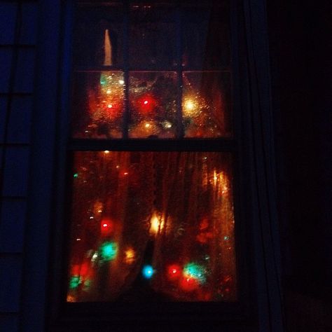 Rainy Christmas Aesthetic, Late Night Christmas Aesthetic, Kawaii Apartment, Rainy Christmas, Indie Christmas, Lonely Christmas, Studio Design Ideas, Christmas Nostalgia, Christmas Dreaming