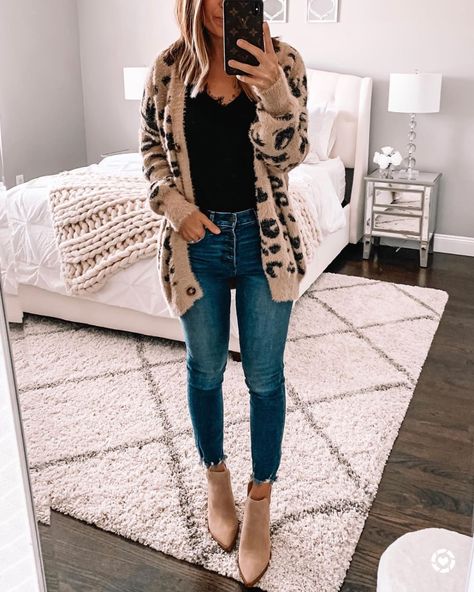 Jenn | Mrs Casual (@mrscasual) • Instagram photos and videos Look Short Jeans, Mode Shoes, Thanksgiving Outfits, Look Short, Cute Winter Outfits, Thanksgiving Outfit, Beauty And Fashion, Casual Fall Outfits, Winter Fashion Outfits