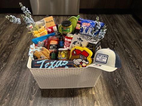 Texas Welcome Basket, Texas Gift Basket Ideas, Welcome To Texas Gift Basket, Western Gift Basket, Couples Diy Crafts, Texas Gift Basket, Texas Themed Gifts, Welcome Basket, Texas Theme