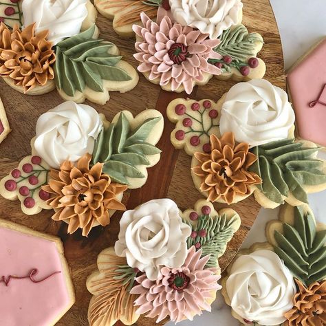 No Bake Sugar Cookies, Flower Sugar Cookies, Royal Icing Flowers, Royal Iced Cookies, Cookie Craft, Iced Sugar Cookies, Soft Sugar Cookies, Sugar Cookie Designs, Pretty Cookies