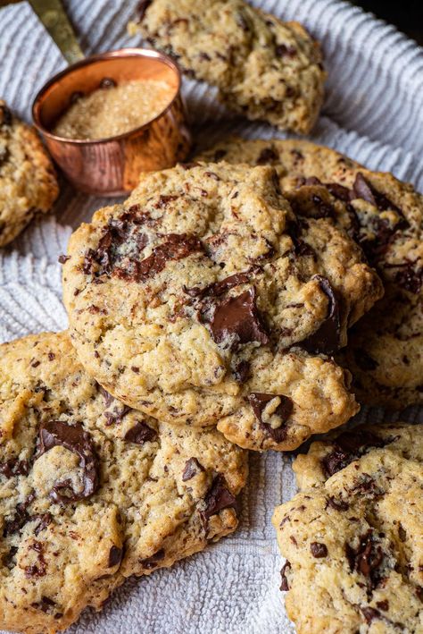 La meilleure recette des cookies vegan au chocolat ! Cette recette est simple à réaliser et croyez moi c'est cookies sont INCROYABLES 😍 #cookies #cookiesvegan #cookieschocolat #chocolat #classiquecookies Cookie Healthy, Patisserie Vegan, Dessert Vegan, Cookies Healthy, Cookies Vegan, Sugar Sugar, Vegan Kitchen, Healthy Cookies, Vegan Cookies