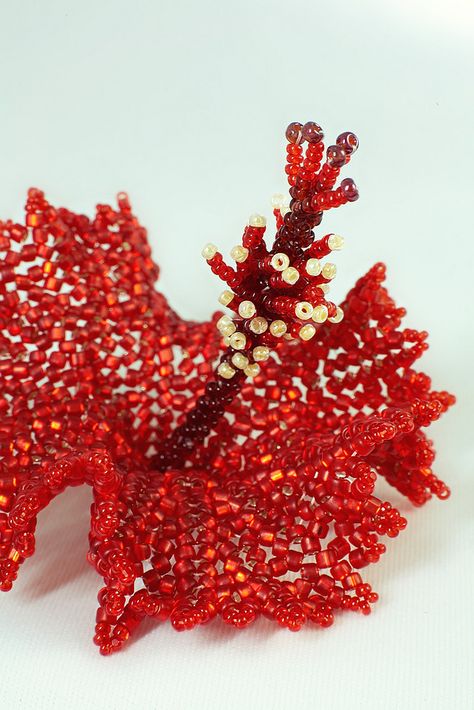 Beaded red hibiscus Contemporary Beadwork, Beading Art, Flower Beading, Weaving Ideas, Bead Tutorials, Bead Flower, Red Hibiscus, Beaded Leaf, Seed Bead Tutorial