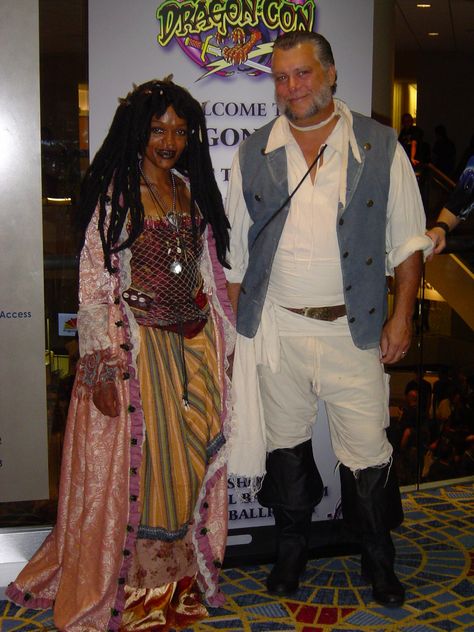 Tia Dalma and Gibbs from Pirates of the Caribbean cosplayers, Dragon*Con 2008. I had to do a double-take when I saw her, she was so good. Tia Dalma Costume, Tia Dalma, Voodoo Costume, Great Costume Ideas, Fair Outfit, Pirate Costumes, Halloween Couples, Pirate Jewelry, Duo Costumes