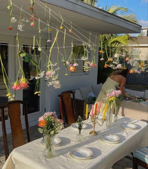 Cute Garden Birthday Party, Garden Party Hanging Flowers, Patio Dinner Party Decor, Birthday Garden Party Aesthetic, Patio Brunch Decor, Fairy Dinner Party Outfit, Graduation Party Event Ideas, Hanging Flowers Picnic, Galentines Aesthetic Vintage