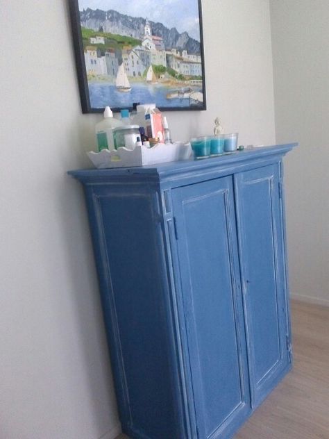 Annie Sloan greek blue Annie Sloan Kitchen, Annie Sloan Greek Blue, Bedroom Paint Colors Grey, Bedroom Furniture Placement, Greek Vibes, White Chalk Paint Furniture, Outdoor Furniture Makeover, Annie Sloan Colors, Diy Modern Furniture