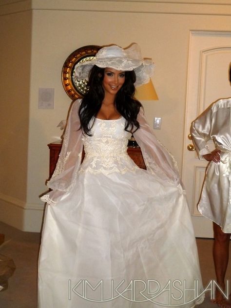 Kim Kardashian wearing Kris Jenner's first wedding dress [to Robert Kardashian]. Kim Kardashian Wedding Dress, Kim Kardashian Images, Celebrity Wedding Gowns, Kim Kardashian Wedding, Kardashian Wedding, Weddings Dresses, Marriage Dress, Purple Wedding Dress, Celebrity Wedding Dresses