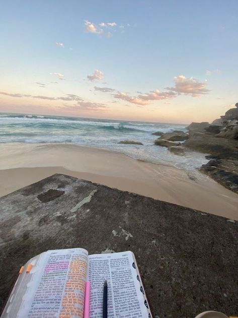 `- 𝐈 ♡︎ 𝐓𝐇𝐄 𝐋𝐎𝐑𝐃 -´ Bible On The Beach Aesthetic, Beach Study Aesthetic, Homeschool Aesthetic Teen, Bible Girl Aesthetic, Bible Camp Aesthetic, Holy Girl Summer Aesthetic, Jesus Girl Aesthetic, That Christian Girl Aesthetic, Holy Girl Summer