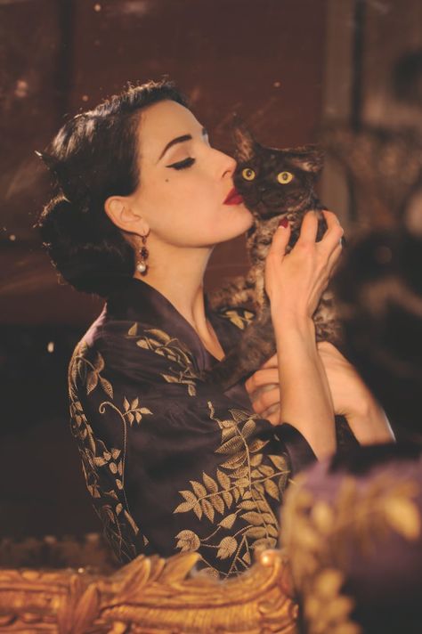 Dita Von Teese Moda Pin Up, Dita Von Teese Style, Dita Von Tease, Idda Van Munster, Mode Hippie, Model Pose, Dita Von, Dita Von Teese, Cat Photography