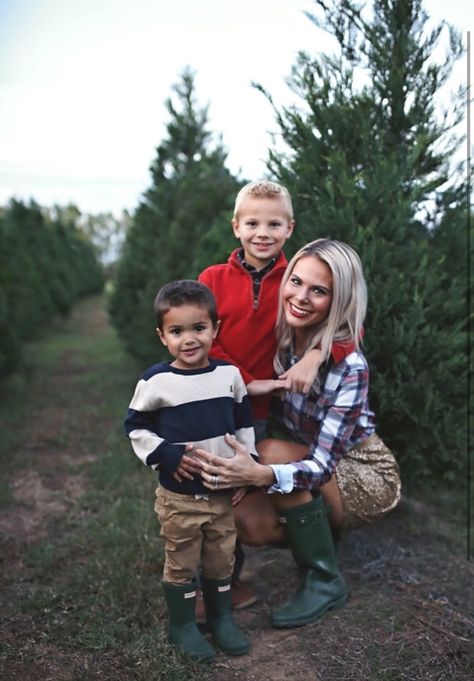 Family Christmas Pictures Single Mom, Single Mom Holiday Photos, Mom And Sons Christmas Photo Ideas, Mother And Son Christmas Photo Ideas, Mom And Kids Christmas Pictures, Mom And 2 Sons Photo Ideas, Mommy And Son Christmas Pictures, Single Mom Christmas Pictures, Mom And Son Christmas Photoshoot