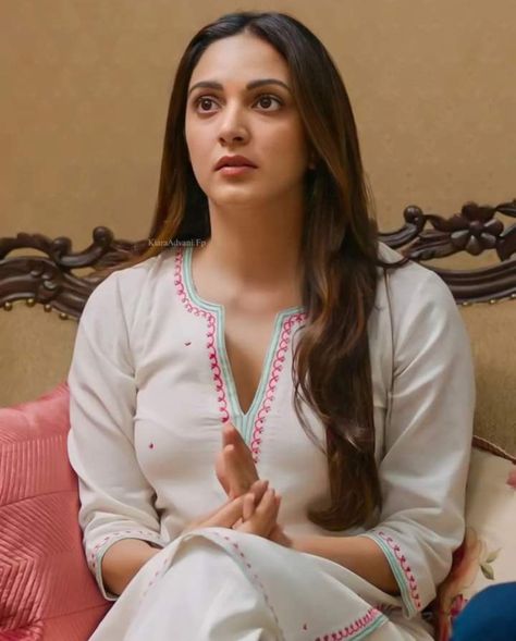 Kira Advani Outfits, Kiara Advani Kurti, Anarkali Dress Pattern, Bollywood Hairstyles, Desi Fashion Casual, Casual Day Outfits, Kiara Advani, Party Wear Indian Dresses, Quick Outfits