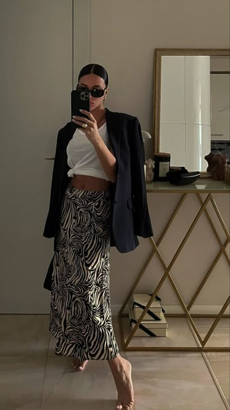 Zebra Print Skirt Outfit, Zebra Skirt Outfit Ideas, Zebra Skirt Outfit, Zebra Print Outfits, Layered Skirt Outfit, Zebra Print Clothes, Long Skirt Outfits For Summer, Dressy Fall Outfits, Cozy Inspiration