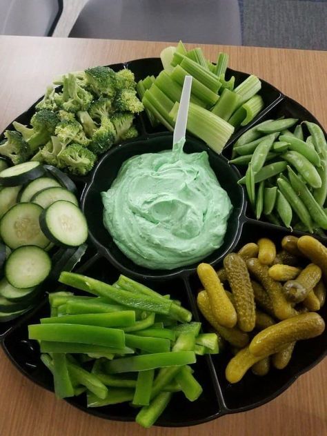 St Patrick's Day Veggie Tray, Party Food St Patricks Day, All Green Veggie Tray, St Patricks Veggie Tray Party Ideas, St Patrick’s Day Food Activities For Kids, Shamrock Veggie Tray, Green Stuff For Color Party, St Pattys Day Veggie Tray, Saint Patricks Party Food