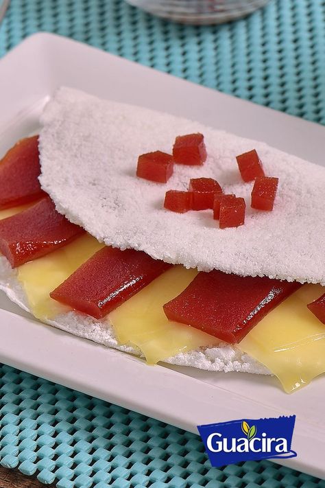 Tapioca recheada com queijo e goiabada é comida que só o Brasil tem! Simbora deixar o resto do mundo com vontade, rsrsrs Veja todos os detalhes clicando no botão “acessar” . E não esqueça de nos seguir e salvar todas as receitas em uma pasta, assim você não perde nada e ainda cria seu próprio “caderno” de receitas. 😉 Cheesecake, Pasta, Pins