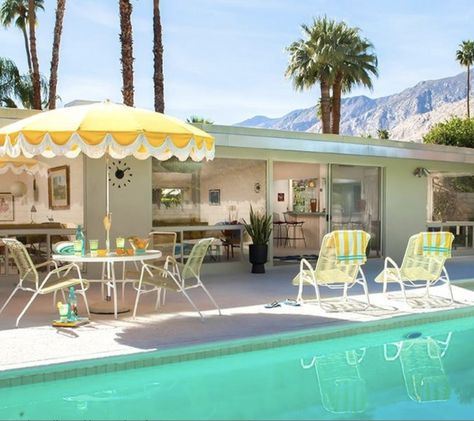 50s Pool Aesthetic, Palm Springs 70s Home, 60s Pool Aesthetic, Retro Backyard Ideas, Palm Springs Inspired Backyard, Retro Pool Aesthetic, Palm Springs Pool Style, Retro Backyard, Palm Springs Backyard