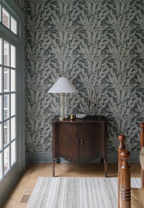 Transitional Dining Room Wallpaper, Amber Interiors Wallpaper, Vintage Dining Room Wallpaper, Chris Loves Julia Dining Room, Chris Loves Julia Wallpaper, Wallpaper And Wainscoting Bedroom, Green Wallpaper Dining Room, Blue Green Dining Room, Wallpaper Ideas Dining Room