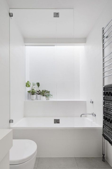 South Yarra Residence Refreshed and Rejuvenated by Northbourne Architecture Bathroom White, Metal Facade, Bathroom Bathtub, White Bathroom Tiles, Bath Panel, Flexible Space, Bathroom Design Decor, Box Houses, Small Bathrooms