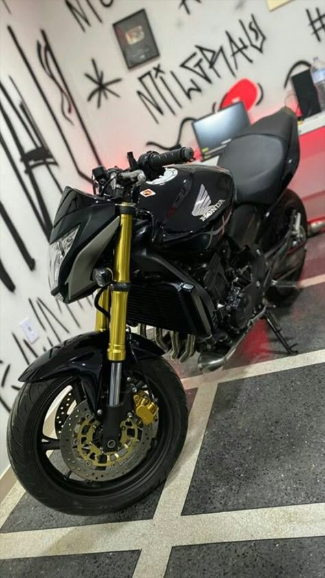 Moto Hornet, Hornet Wallpaper, Hornet 250, Honda Hornet, Pretty Bike, Hd Phone Wallpapers, Wallpaper Black, Super Bikes, Gloucester