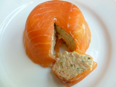 Good quality smoked salmon is a true delicacy that can be used and served in numerous ways. Here is a recipe for a tasty and easy to prepare smoked salmon mousse, with two serving suggestions: serv… Salmon Starter Recipes, Salmon Mousse Appetizers, Smoked Salmon Mousse Recipe, Salmon Mousse Recipe, Smoked Salmon Terrine Christmas, Salmon Terrine Recipes, Salmon Mousse Canapes, Smoked Salmon Starter, Salmon Mousse Recipes