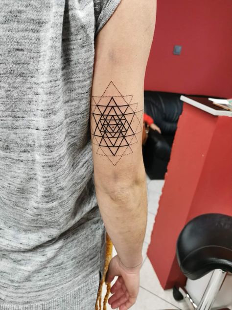 Merkaba Tattoo Design, Sri Yantra Tattoo, Tattoo Ideas Black And White, Tattoo Sacred Geometry, Sacred Geometric Tattoo, Tattoo Ideas Black, Yantra Tattoo, Square Tattoo, Geometric Line Tattoo