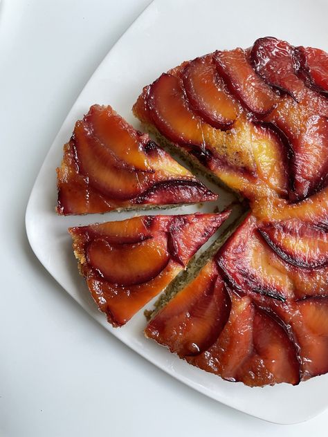 Plum Upside Down Cake, Bratwurst Recipes, Caramel Ingredients, Almond Cake Recipe, Oil Cake, Olive Oil Cake, Poached Pears, Summer Cakes, Almond Cake