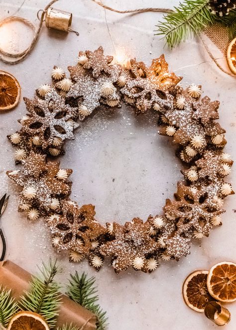 Catering Hacks, Dessert Wreath, Gingerbread Christmas Decorations, Fairy Recipes, Gingerbread Centerpiece, Edible Wreath, Holiday Dessert Recipes Easy, Easy Holiday Dessert, Bread Wreath