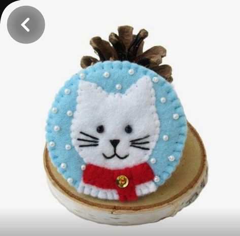 Fabric Christmas Decorations, Cat Felt, Christmas Fair Ideas, Diy Felt Christmas Ornaments, Felt Crafts Patterns, Needle Felted Christmas, Felt Crafts Christmas, Bazaar Crafts, Winter Cat