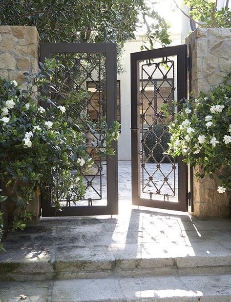 Gate With Flowers, Iron Garden Gates, Front Gate Design, House Gate Design, Front Gates, Iron Gate, Garden Gate, Fence Design, Decor Minimalist