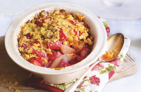 Slimming World's pear and rhubarb crumble is a delicious guilt-free dessert that can be rustled up in no time. The perfect Sunday treat Strawberry Rhubarb Cake, Rhubarb Crumble Recipes, Best Rhubarb Recipes, Mini Cake Recipe, Pear Crumble, Rhubarb Crumble, Rhubarb Cake, Brownie Desserts, Crumble Recipe