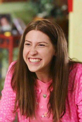 Look no braces the year of Sue The Middle Sue, Sue Heck, Eden Sher, Artistic Portrait Photography, 2 Broke Girls, Portfolio Template Design, Orphan Black, Tv Characters, Portrait Artist