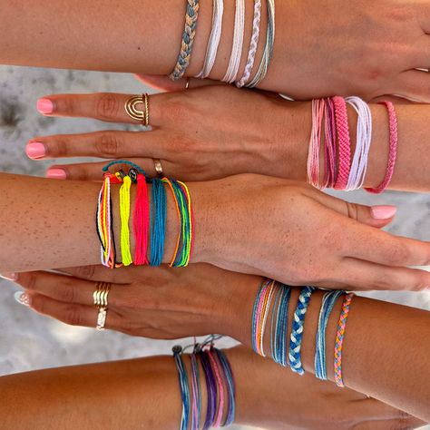 Cute Pura Vida Bracelets, Summer Bracelet Stack Ideas, Pura Vida Bracelet Stack, Pura Vida Bracelets Stacked, How To Make Pura Vida Bracelets, Pura Vida Bracelets Aesthetic, Pura Vida Aesthetic, Summer Bracelets Aesthetic, Bracelet Stack Summer