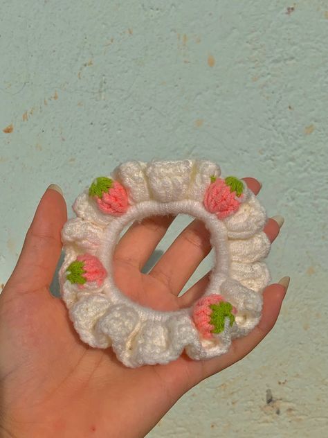 Crochet Scrunchies Aesthetic, Crochet Scrunchies Tutorials, Diy Crochet Hair Accessories, Crochet Hair Scrunchies, Scrunchies Crochet, Crochet Headband Tutorial, Crochet Scrunchie, Crochet Scrunchies, Hand Knitting Diy