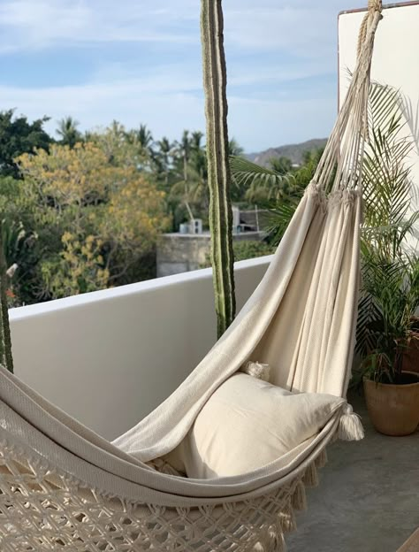 Hammock Terrace, Hammock Balcony, Bedroom With Balcony, Boho Chique, Bedroom Tips, Hanging Hammock, Estilo Boho Chic, Comfort Zone, House Inspo