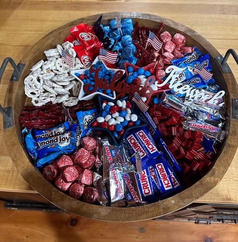 Red, white and blue candies to make a decorative candy board for your summer party. 4th Of July Candy Charcuterie Board, 4th Of July Candy, Candy Charcuterie Board, Candy Charcuterie, Candy Board, Food Boards, Work Party, 4th Of July Party, July Party