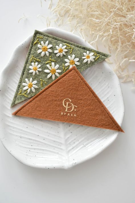 Embroidered Corner Bookmark Scattered Daisies - Etsy Corner Bookmarks Embroidery, Felt Corner Bookmark, Embroidered Corner Bookmark, Bookmark Corner, Charlotte Mason Homeschool, Etsy Embroidery, Felt Bookmark, Corner Bookmark, Embroidered Felt