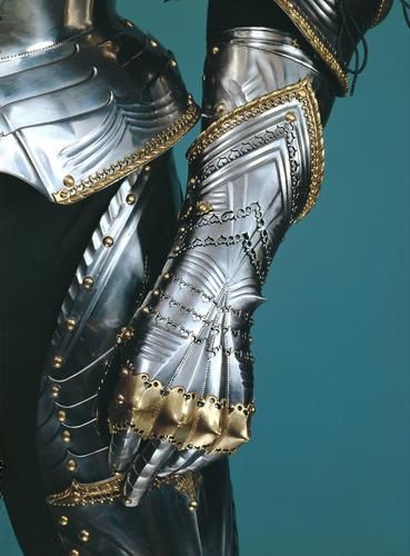 via fletchingarrows.tumblr.com Armadura Cosplay, Metal Armor, Costume Armour, Knight Armor, Arm Armor, Suit Of Armor, Medieval Armor, Fantasy Armor, Body Armor