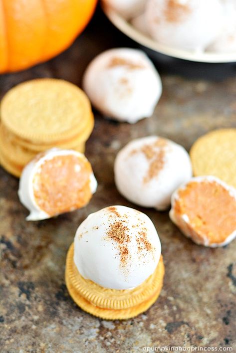 Pumpkin Spice Oreo Balls - A Pumpkin And A Princess Dessert Balls, Christmas Oreo, Friendsmas Party, Oreo Truffles Recipe, Fall Goodies, Truffles Recipe, Holiday Baking Recipes, Oreo Balls, Cheese Pumpkin